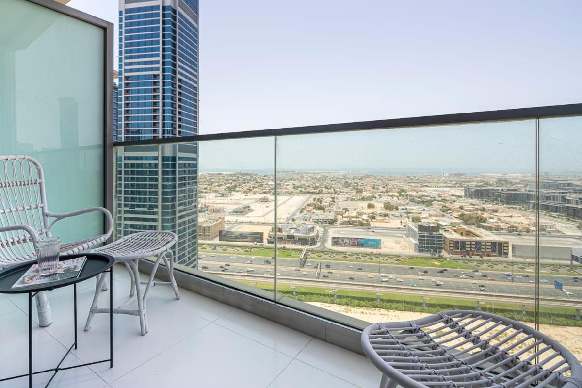 Frank Porter - Paramount Midtown Apartment