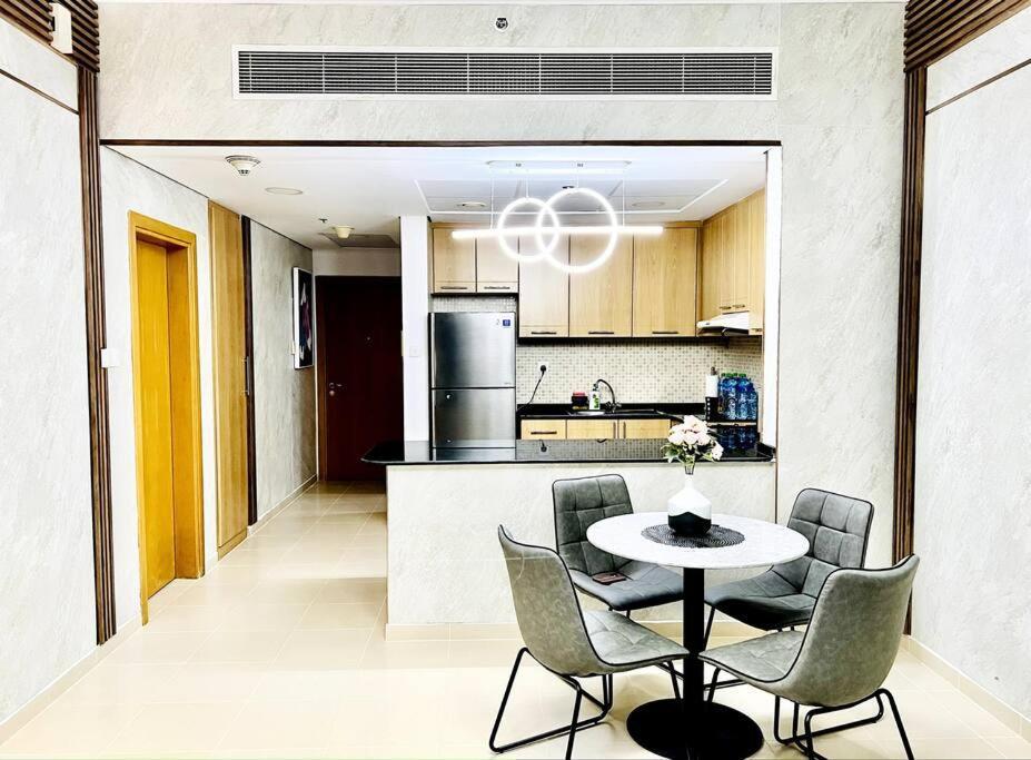New Luxury 1br Near Burj Khalifa Apartment