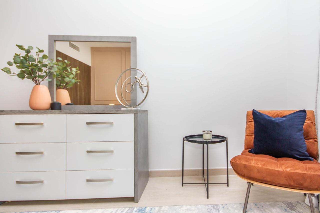 Apartment Madinat Jumeirah: Upscale Luxury Near Burj Al Arab With Stunning Pool Views