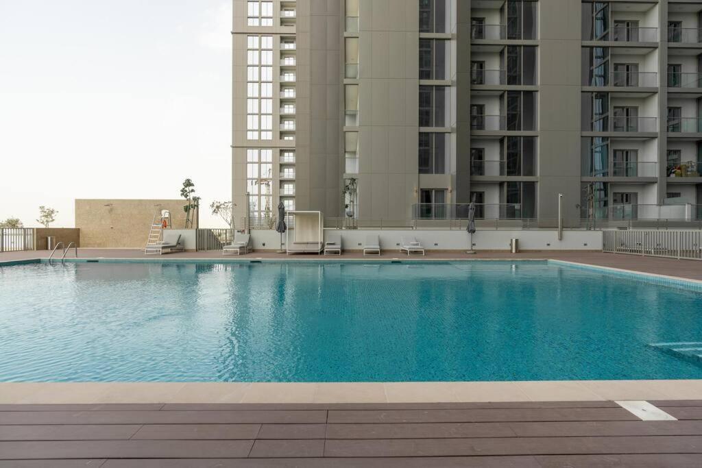 Modern 1bdr - 10min From Burj Khalifa - Sobha Waves Apartment