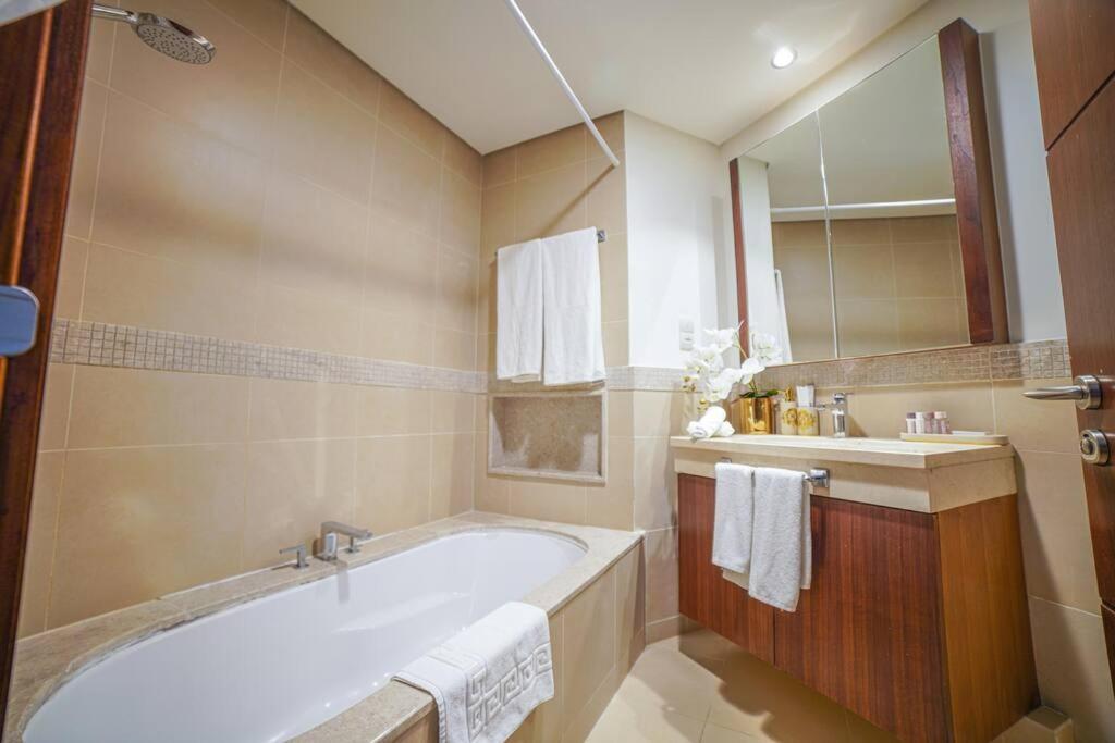 Apartment Stylish 2br In Downtown With Sea And Views