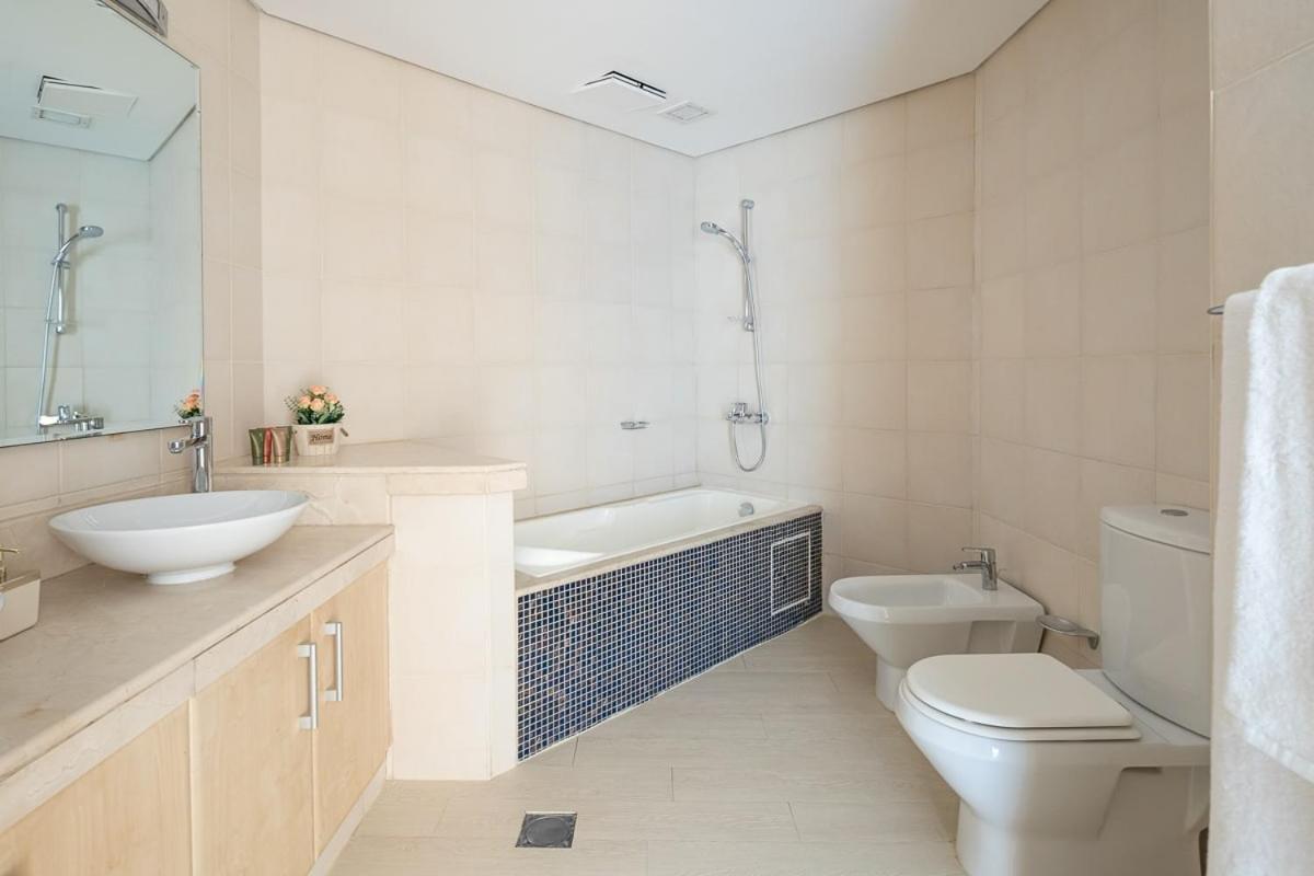Frank Porter - Al Nabat, Shoreline 8 Apartment