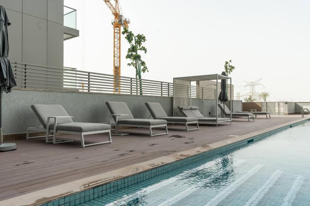 Modern 1bdr - 10min From Burj Khalifa - Sobha Waves * Dubai