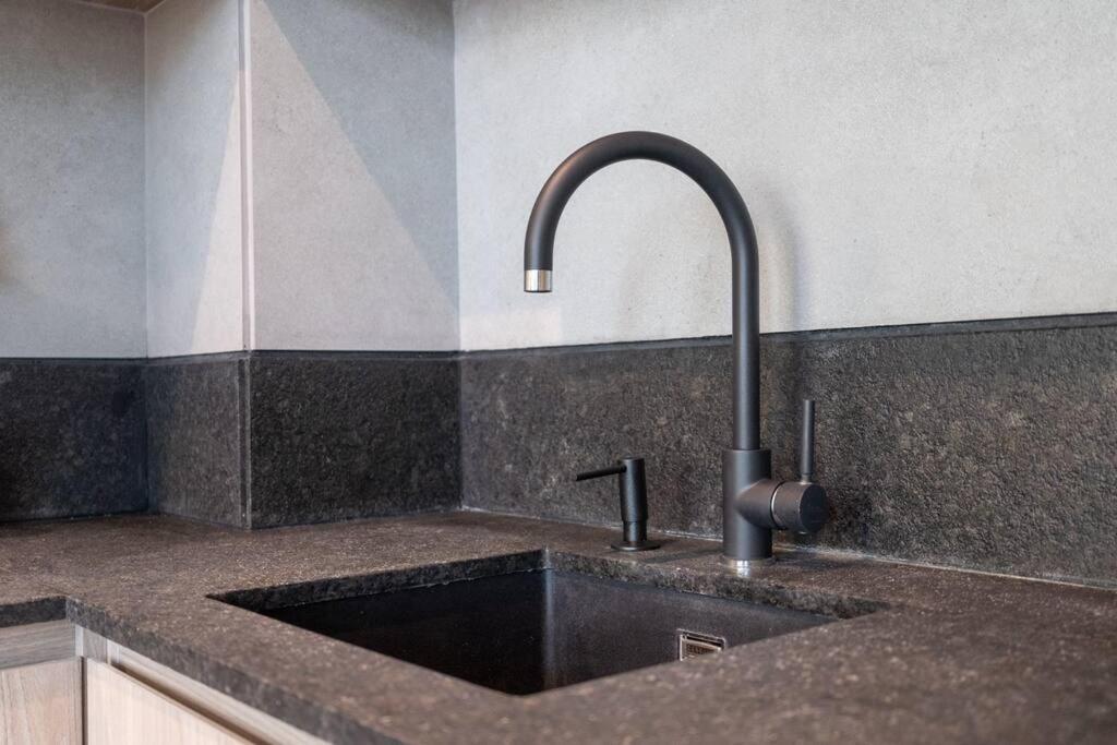 Modern W Spacious Terrace In Jvc -suiteable