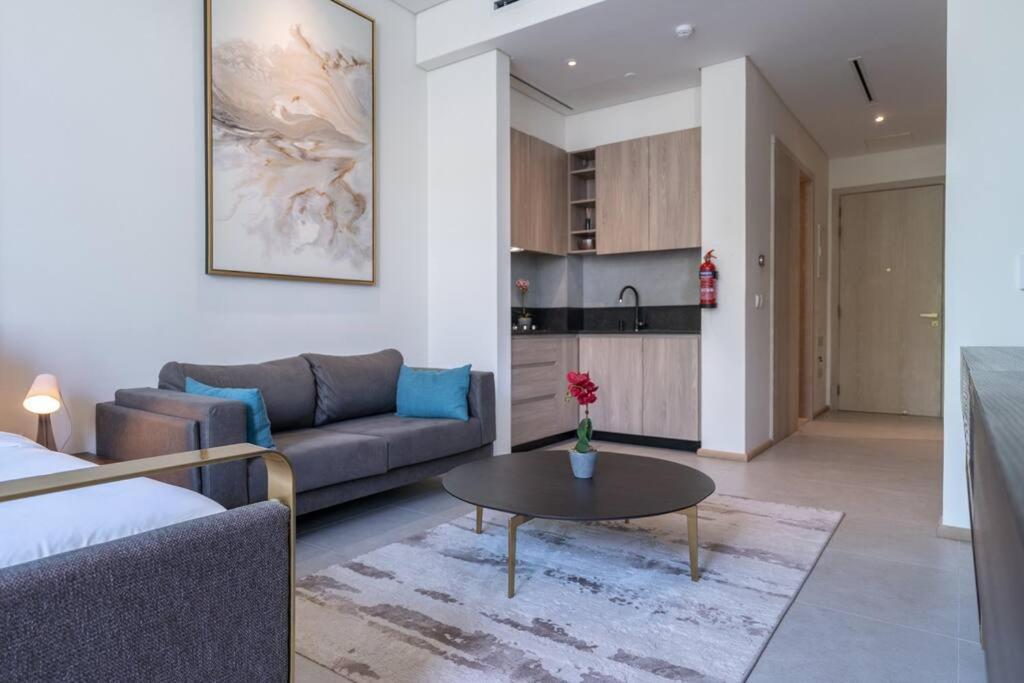 Modern W Spacious Terrace In Jvc -suiteable