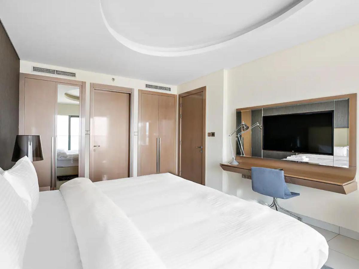 Paramount Towers - Cosmos Living 1 Bedroom Apartment *