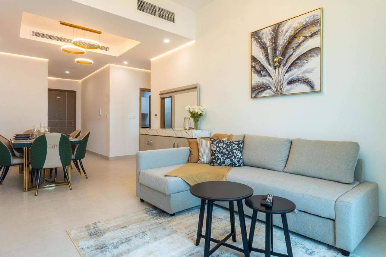 Cityscape Oasis With Canal And Yacht View Apartment Dubai