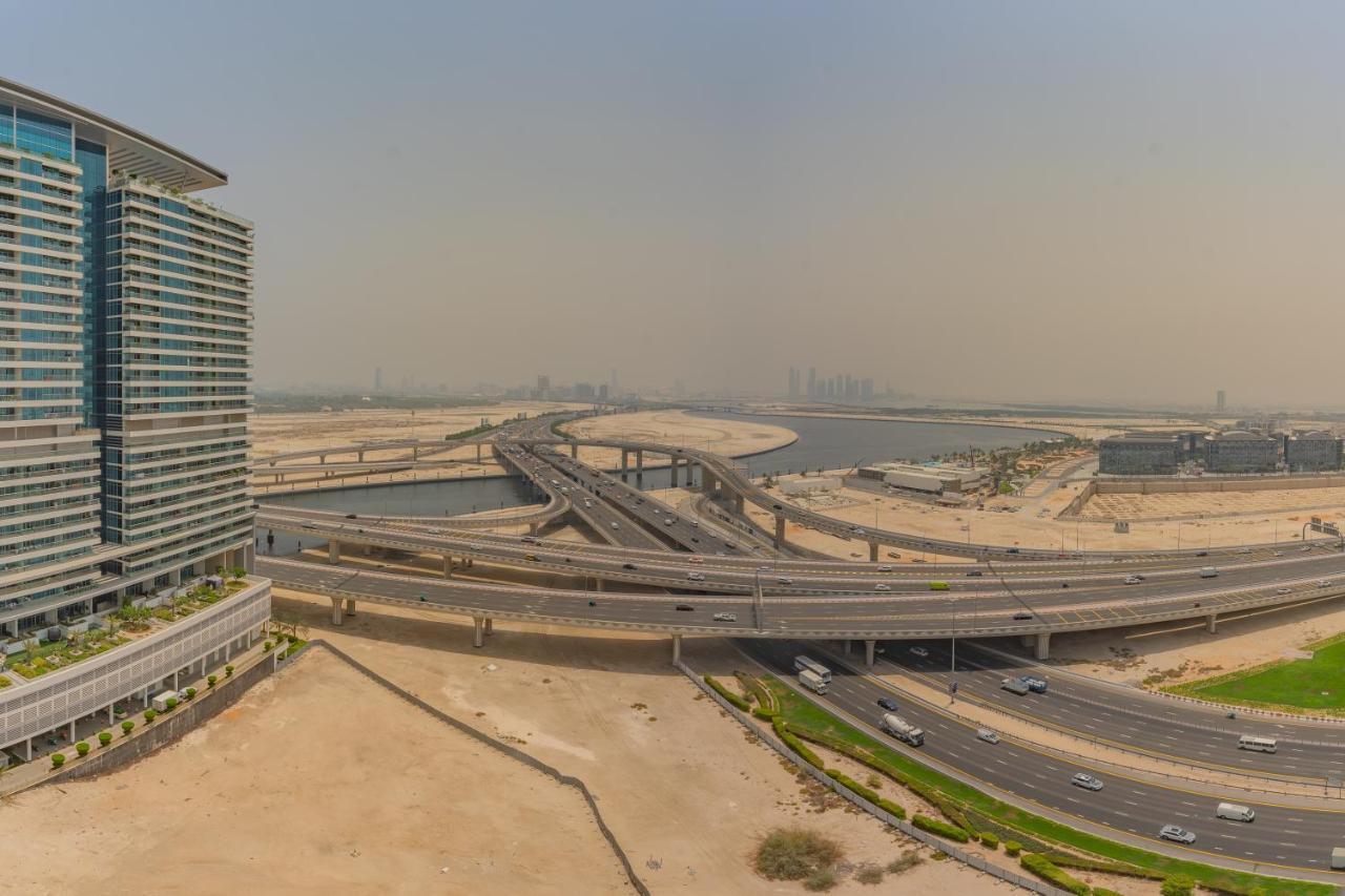 Cityscape Oasis With Canal And Yacht View Dubai