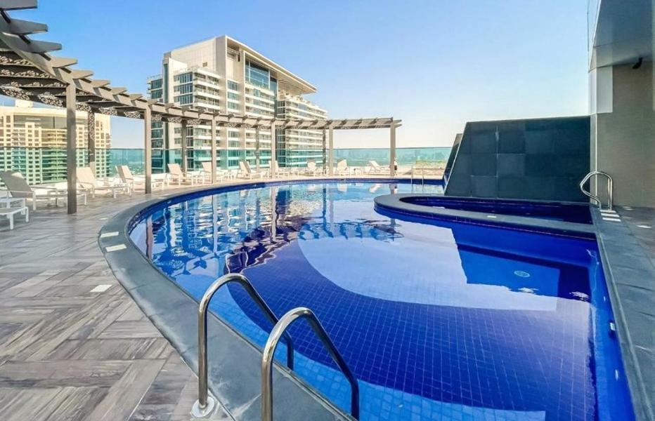 Cityscape Oasis With Canal And Yacht View Apartment Dubai