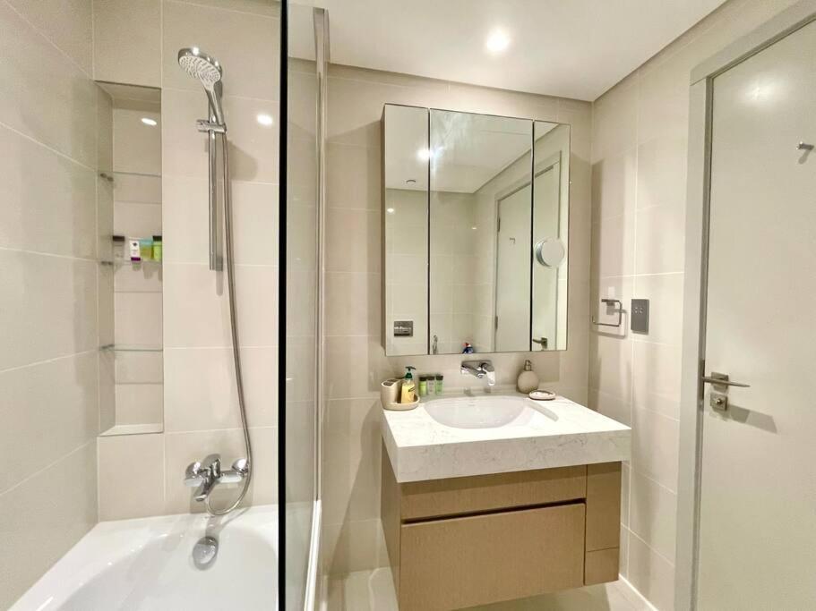 Dar Vacation-luxurious 1br In Isle, Emaar Front Apartment *