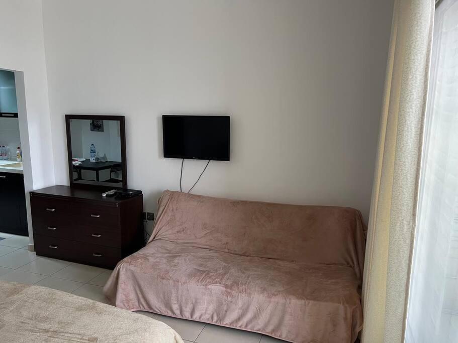 Apartment Studio In Sky View Tower Marina Dubai