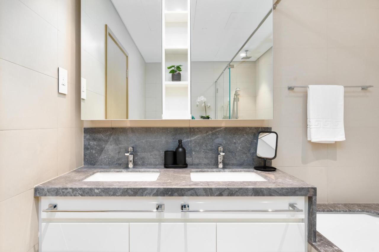 Apartment Ultimate Full Burj Khalifa & Downtown Views Designer Luxury High Floor Connected To Mall For 4 People