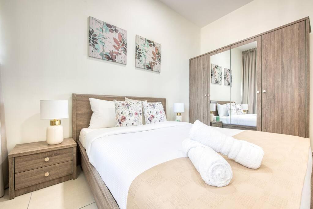 Apartment Luxurious Master Bed Ladies Only Dubai