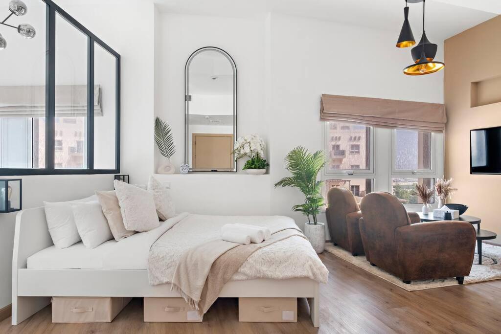 Chic Studio With A Bath Tub, Pool & Gym Near Golf Club Apartment *