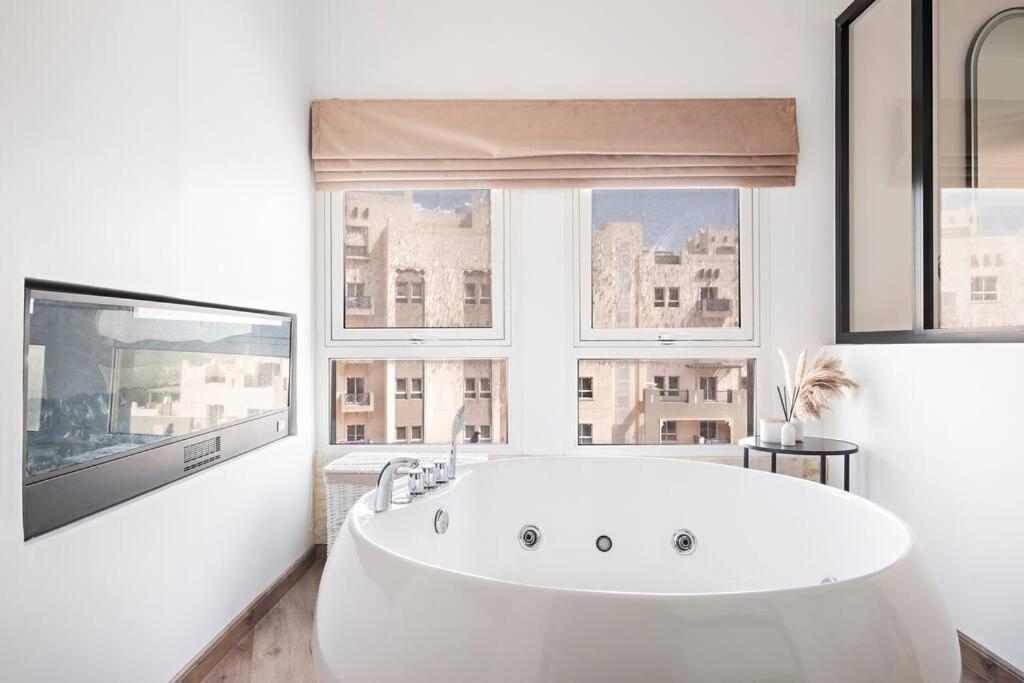 Chic Studio With A Bath Tub, Pool & Gym Near Golf Club * Dubai
