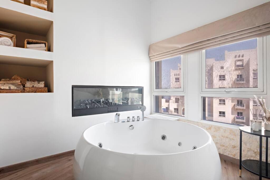Chic Studio With A Bath Tub, Pool & Gym Near Golf Club Apartment