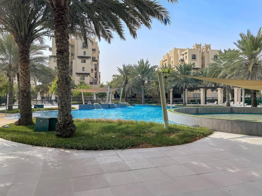 Chic Studio With A Bath Tub, Pool & Gym Near Golf Club Dubai