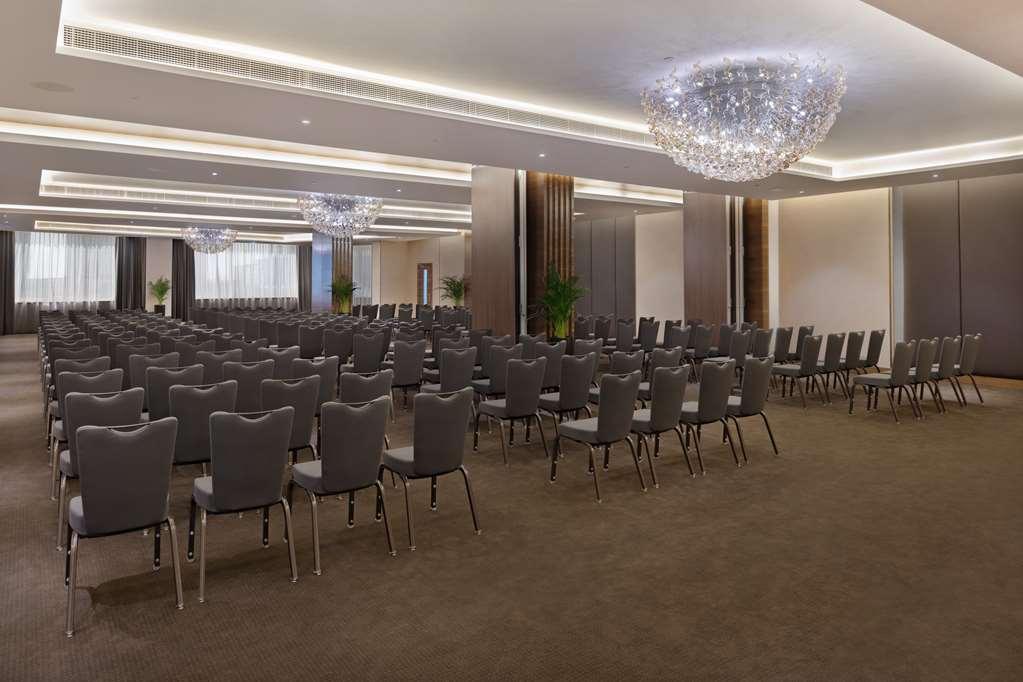 Radisson Blu Hotel. Waterfront Dubai