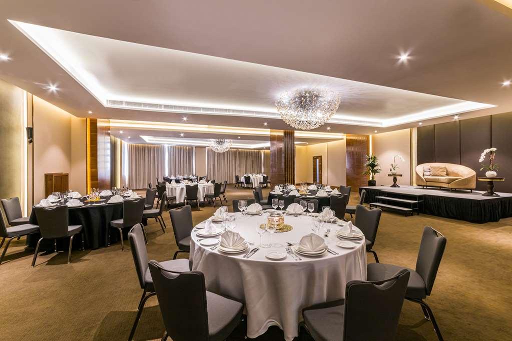 Radisson Blu Hotel. Waterfront * Dubai