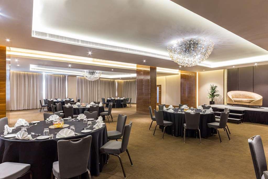 Radisson Blu Hotel. Waterfront * Dubai