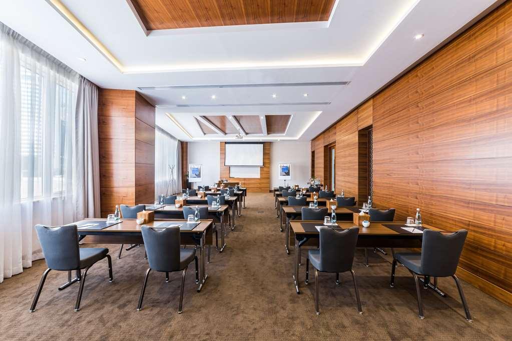 Radisson Blu Hotel. Waterfront Dubai