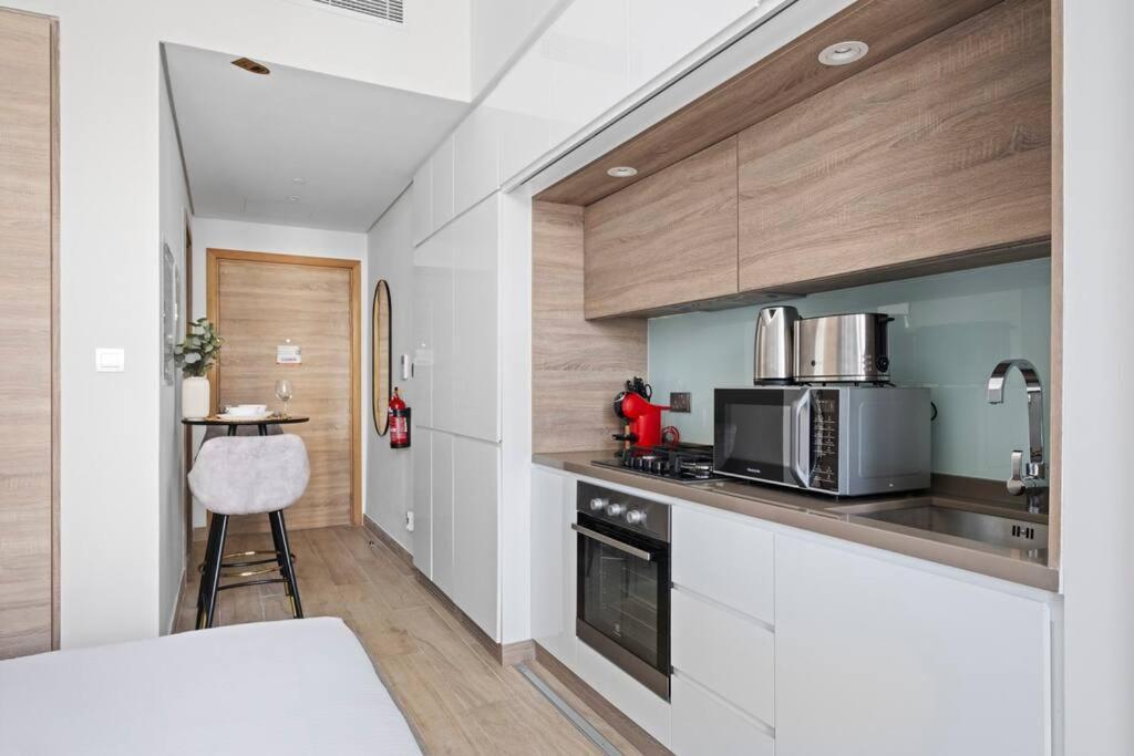Stonetree - Studio One Tower Studio - Canal View Apartment Dubai