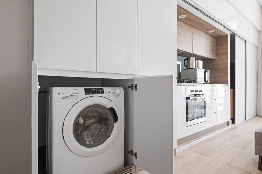 Stonetree - Studio One Tower Studio - Canal View Apartment Dubai