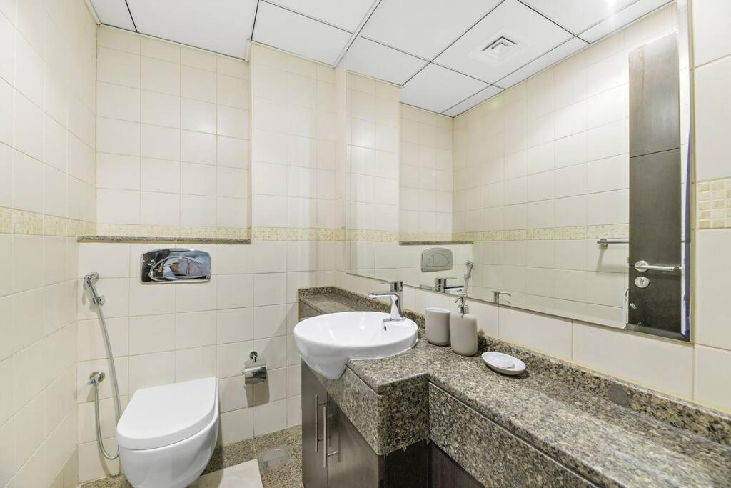 Stonetree - Furnished 1 Bedroom In Bay Apartment *