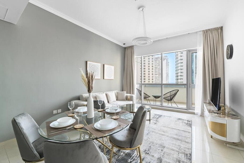 Stonetree - Furnished 1 Bedroom In Bay Apartment