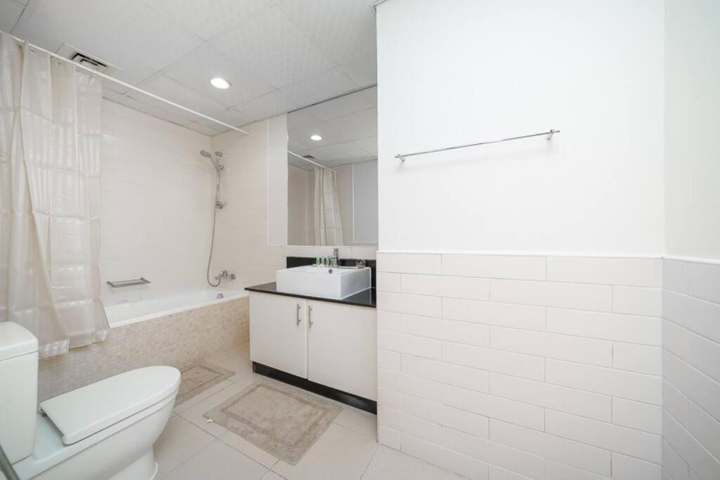 Stonetree - Furnished 1br Close To Metro Apartment *