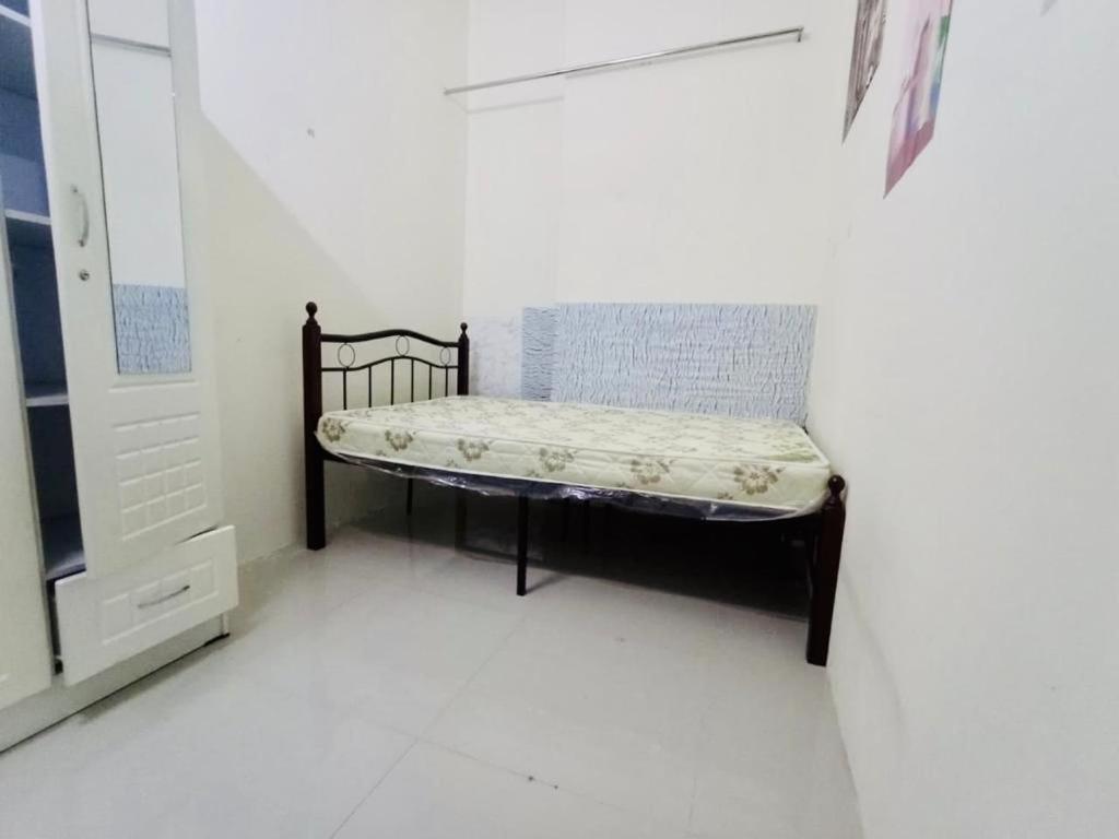 Couples Size Partition Near Financial Metro/difc * Dubai