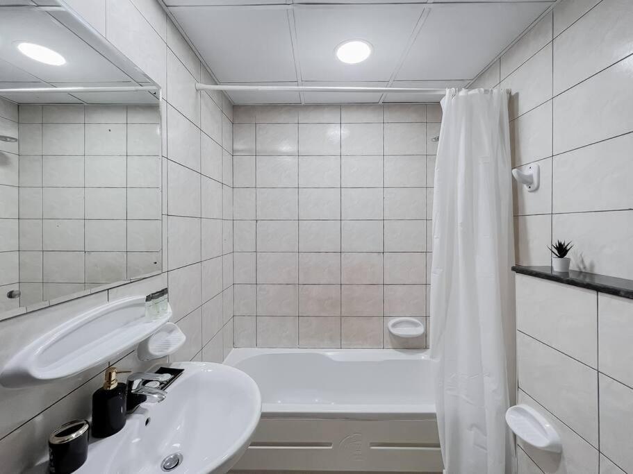 Stonetree - Modern 1 Bedroom Near The * Dubai