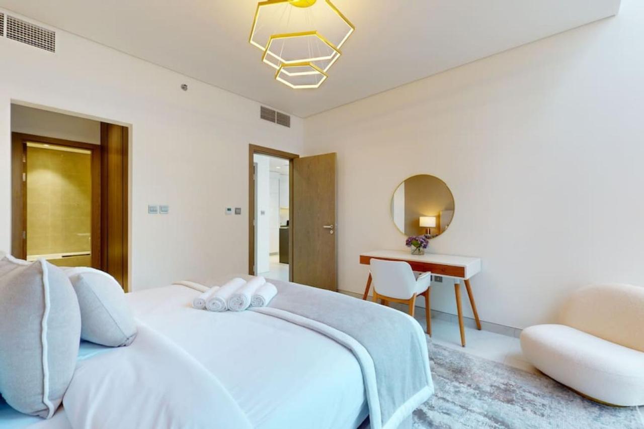 Residences 21- Elegant One Bedroom Apartment *