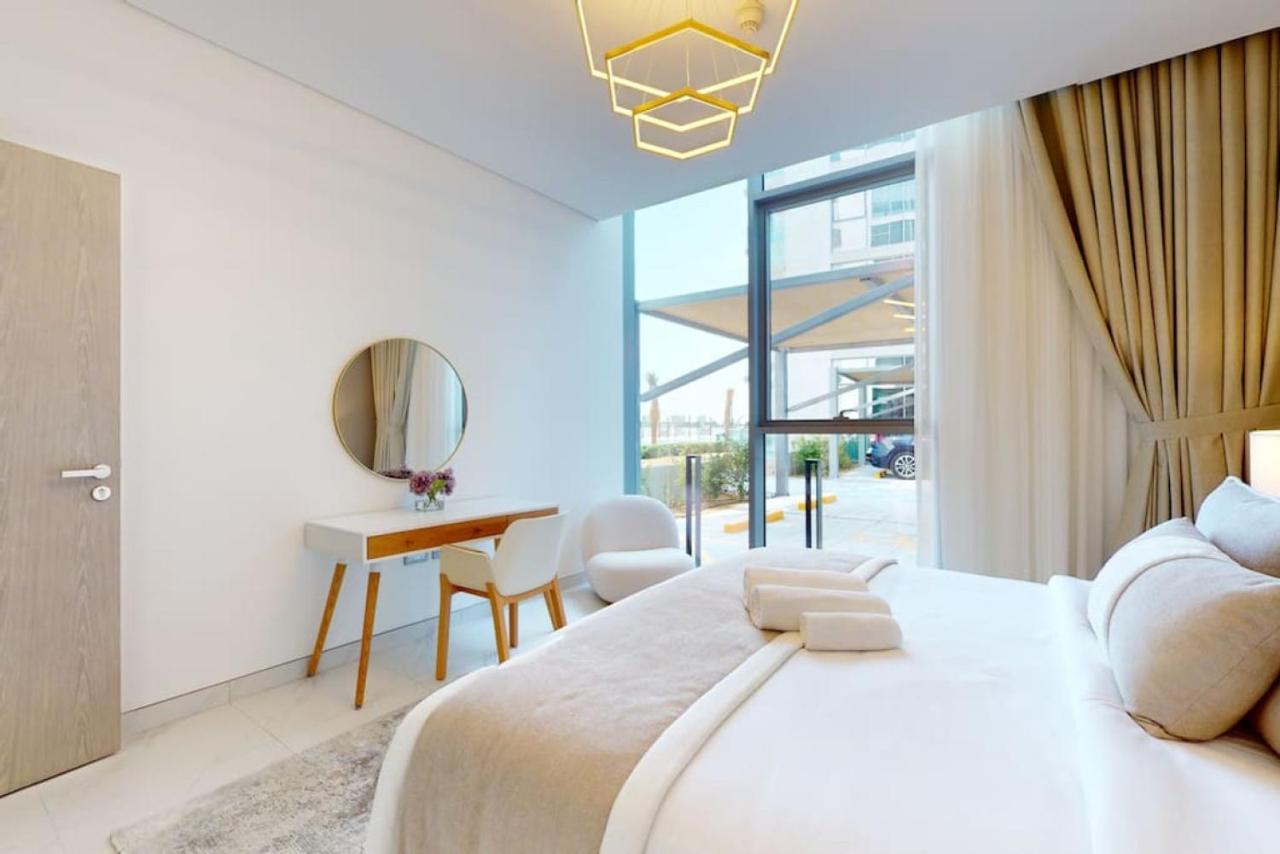 Residences 21- Elegant One Bedroom Apartment *