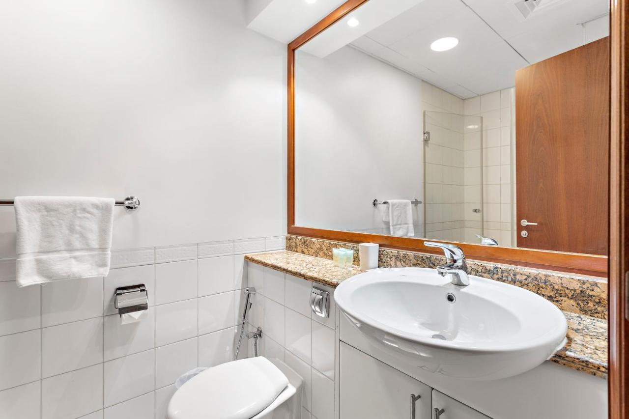 Lux 2br With Views Of Marina, Pool & Gym Dubai