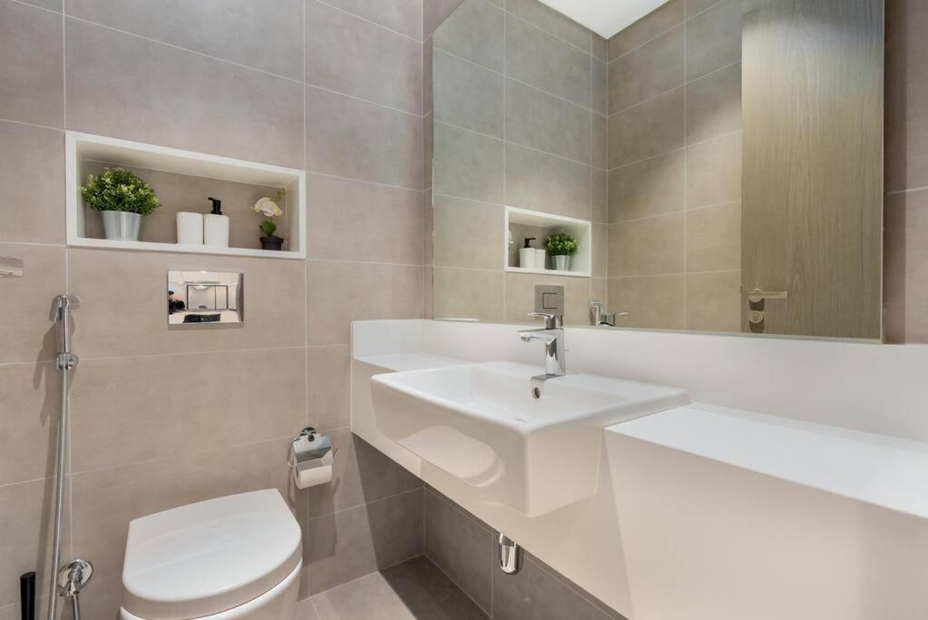 Apartment One Bedroom - 10min From Burj Khalifa - Lagoon View Dubai