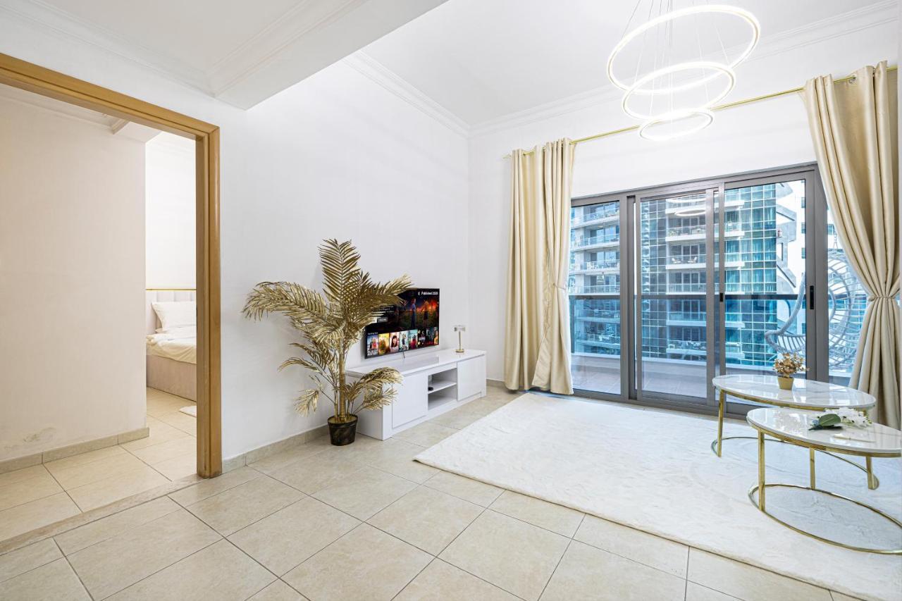 Luxury 1 Bedroom Full Marina View, Sleeps 5, 1 Min To Metro Apartment