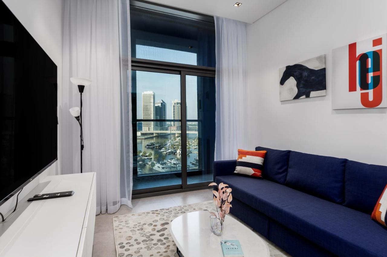Waves Homes - Premium 1br Overlooking Burj Khalifa Apartment *