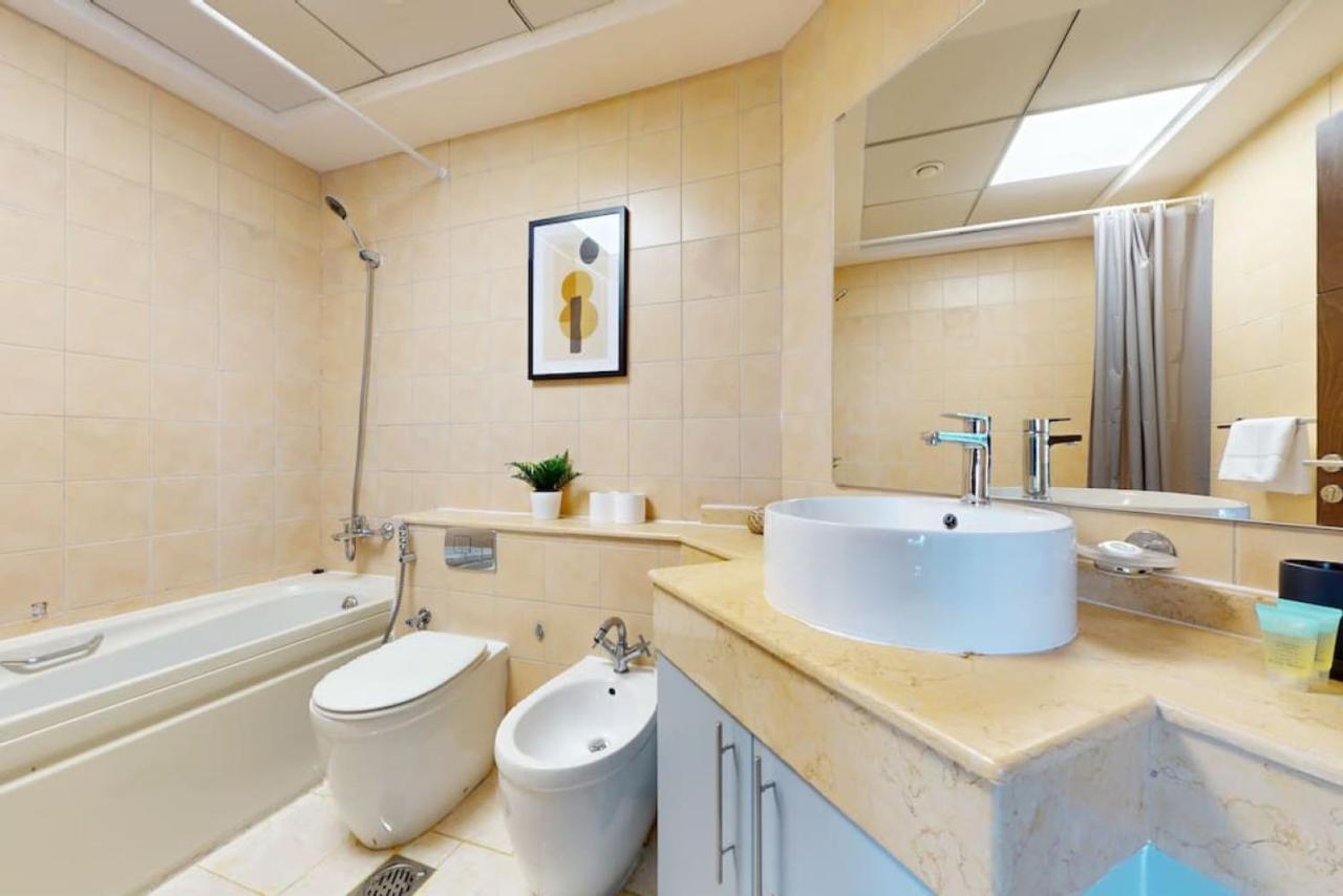 Apartment Torch Tower - Colourful Two Bedroom With View Dubai