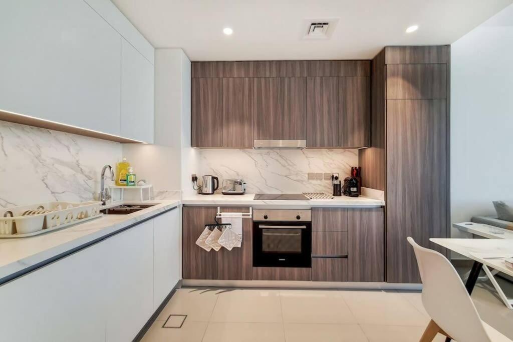 Stunning View Large 2 Bed Apartment *