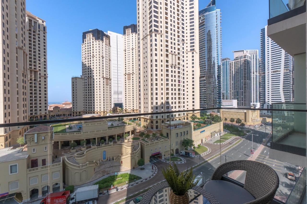 Dive Into Luxury At Liv - Suiteable Apartment