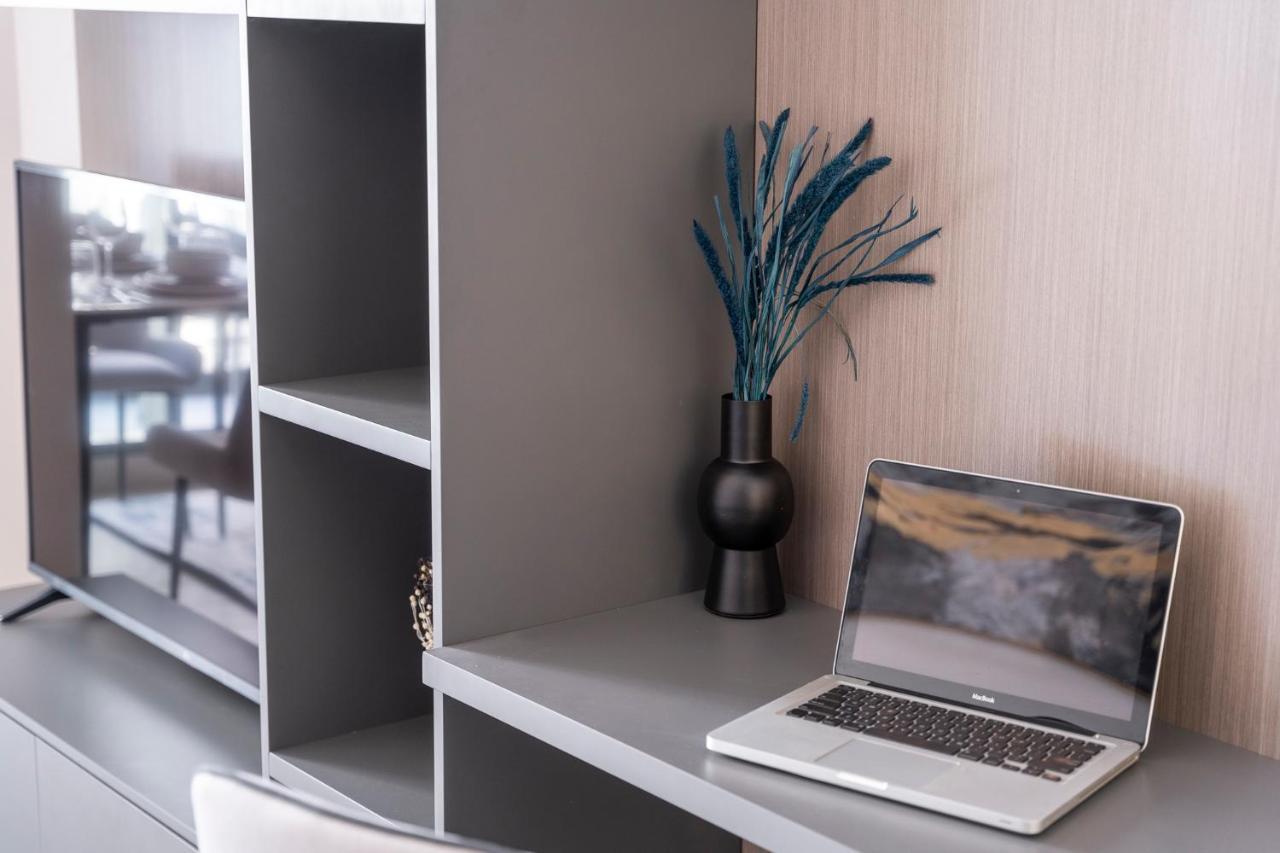 Dive Into Luxury At Liv - Suiteable Apartment *