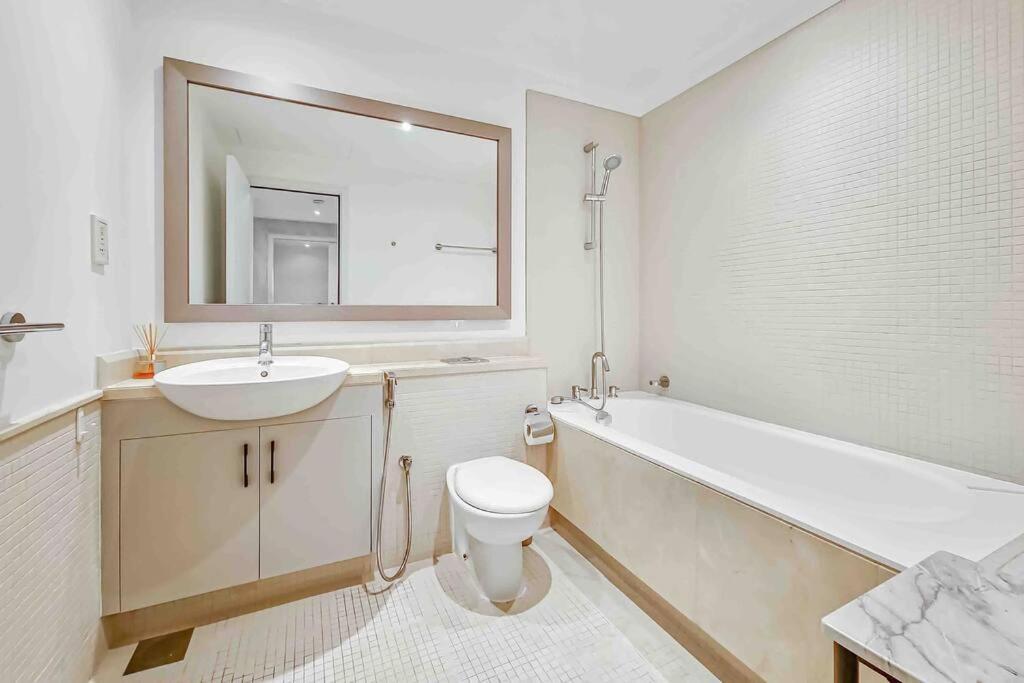 Apartment Chic Park At Mall With Pool, Gym, Squash Courts, Games & Mini Theatre! *