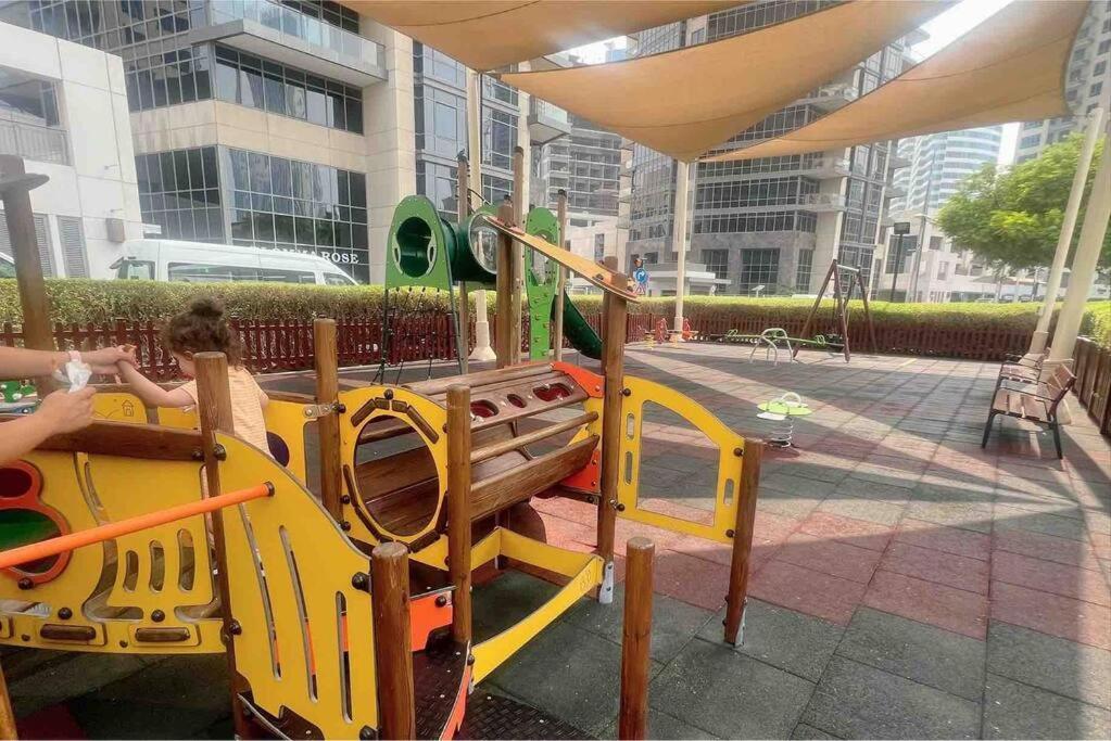 Apartment Chic Park At Mall With Pool, Gym, Squash Courts, Games & Mini Theatre!