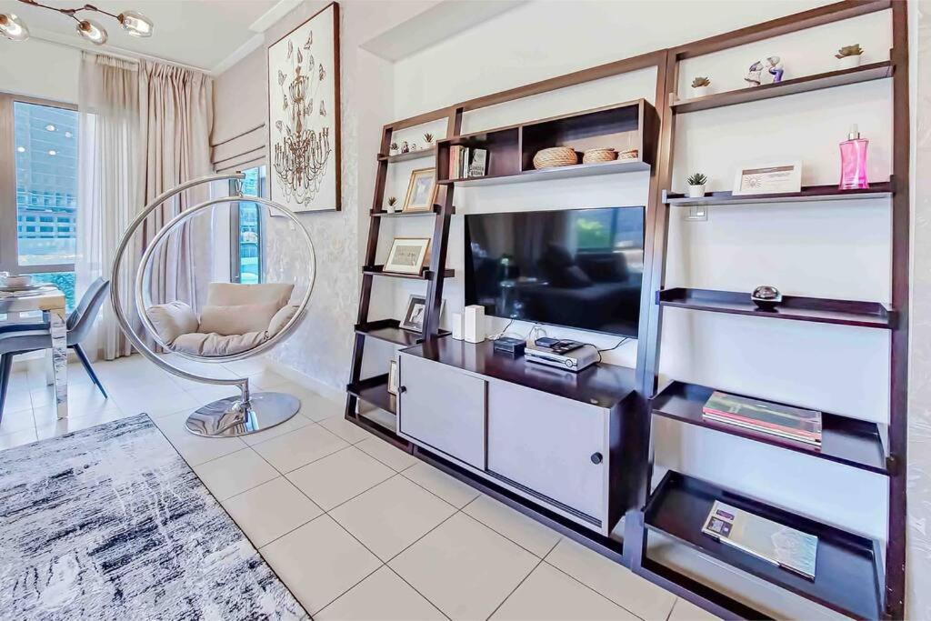 Chic Park At Mall With Pool, Gym, Squash Courts, Games & Mini Theatre! Apartment Dubai