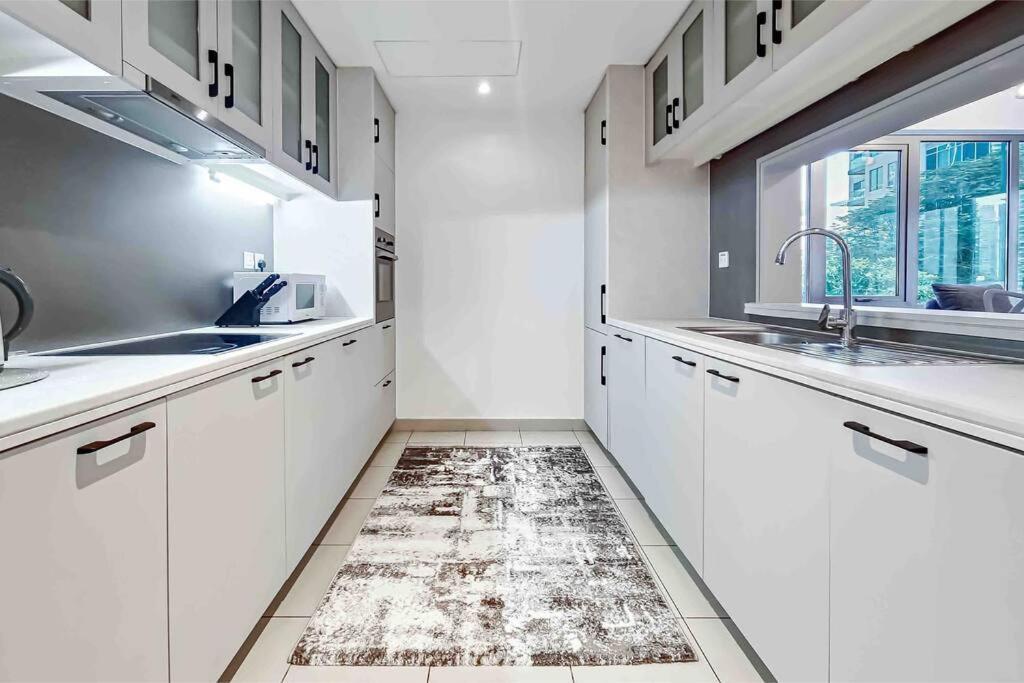 Chic Park At Mall With Pool, Gym, Squash Courts, Games & Mini Theatre! Apartment