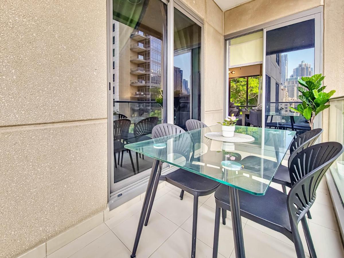 Chic Park At Mall With Pool, Gym, Squash Courts, Games & Mini Theatre! Apartment