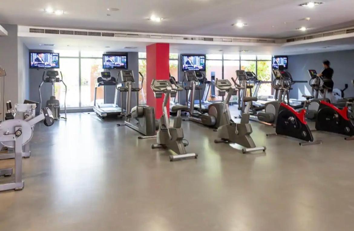 Chic Park At Mall With Pool, Gym, Squash Courts, Games & Mini Theatre! Apartment *