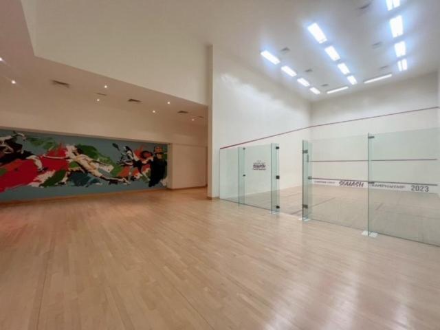 Apartment Chic Park At Mall With Pool, Gym, Squash Courts, Games & Mini Theatre!