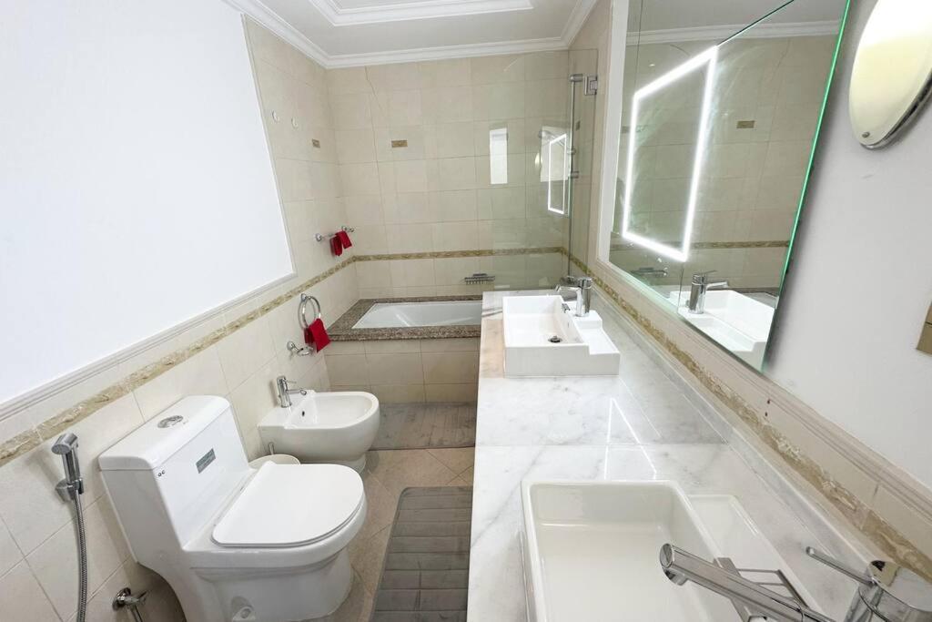 Villa Stunnin Manresa With Private Beach & Pool On Palm Island Dubai